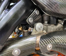 Load image into Gallery viewer, P3 CARBON ENGINE MOUNTS | 2020 - 2023 KTM/HUSQVARNA | FE501s 500 EXC-F 500 XCFW