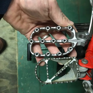 PRO MOTO BILLET / FASTWAY | EVO 4-STEEL FOOT PEGS W FIT KIT | 17