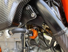 Load image into Gallery viewer, CARBON ENGINE MOUNTS | KTM / HUSQ | FE501(s) 500 EXC-F 500 XCFW | 2020-2023